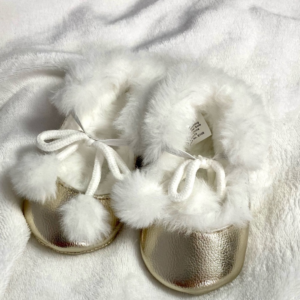 Bow Fancy metallic gold faux fur baby booties size 0-12